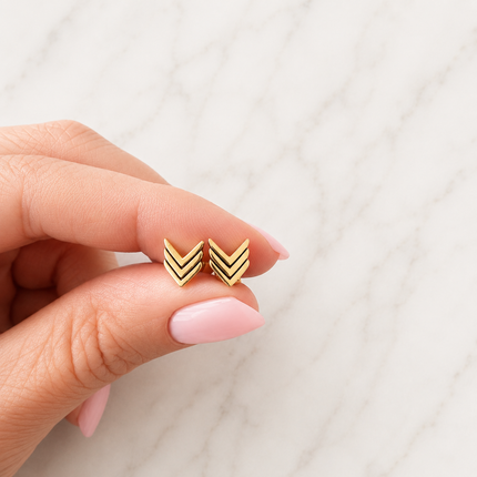 Chevron studs - goldplated