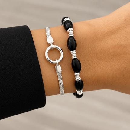 prachtige combinatie tussen 2 zilveren armbanden. 1 met cirkel en snake armband en andere met ovalen zwarte kralen