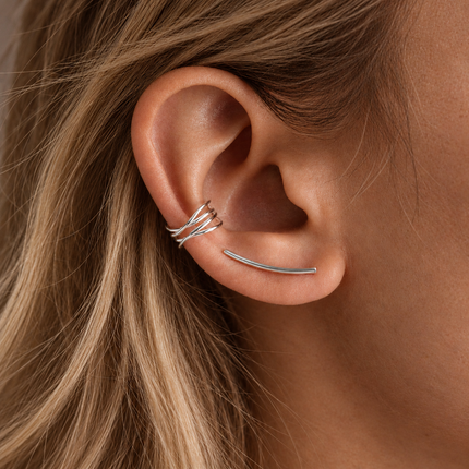 earcuff cross van echt zilver in vrouwen oor