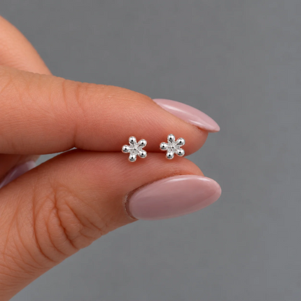 prachtige zilveren bloem oorknopjes van 3,5mm. mooie prijs en van echt zilver
