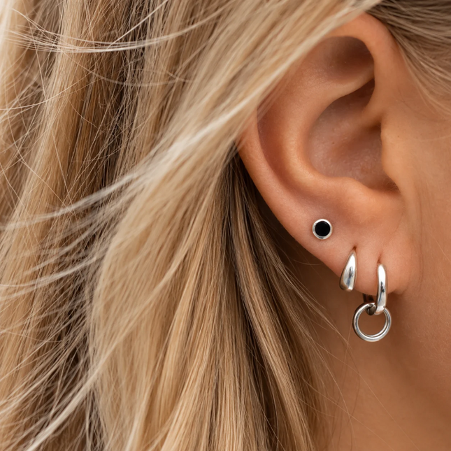 1 oorring met cirkel en 2 oorknopjes zilveren met 1 onyx oorknopje