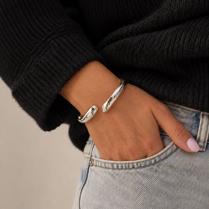 slavenarmband uniek design echt zilver met hand in broek